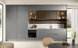 Cuisine Like de Veneta Cucine avec couleurs dynamiques, idéale pour familles nombreuses et modernes